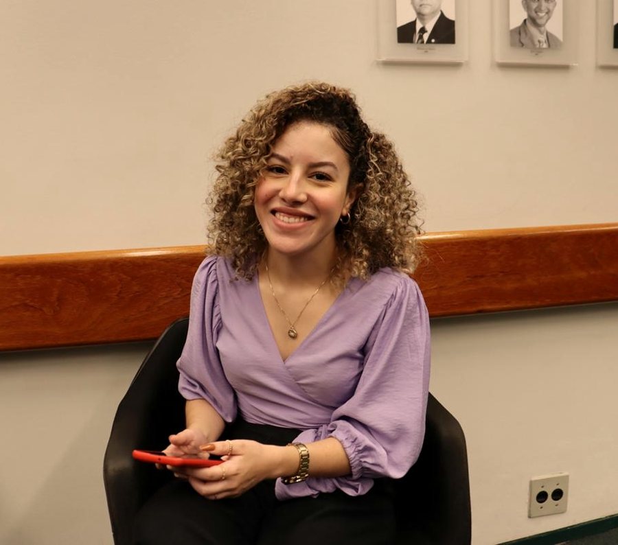 Ana Karoliny Barros em cobertura, com câmera